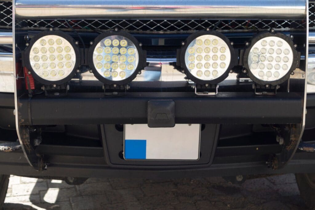 Oświetlenie LED vs halogenowe w ciągniku rolniczym