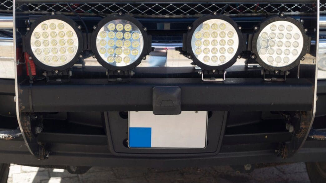 Oświetlenie LED vs halogenowe w ciągniku rolniczym