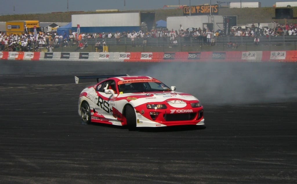 nielegalne wyścigi samochodowe