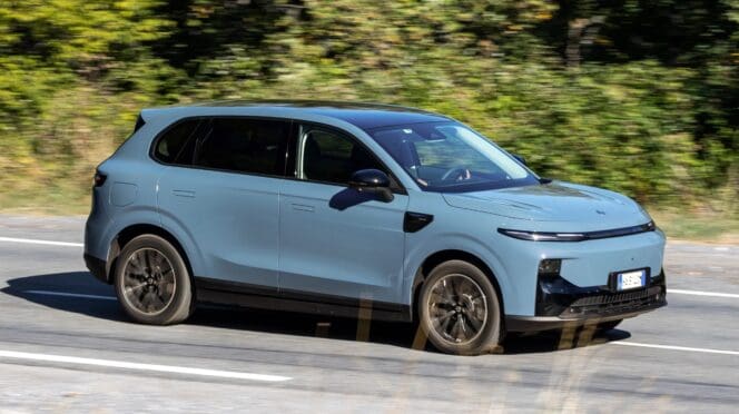 chiński Leapmotor B10 Hybrid EV