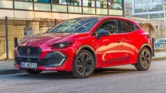 Ten miejski hatchback zaskakuje wszystkim. Renault Clio Hybrid 160 KM