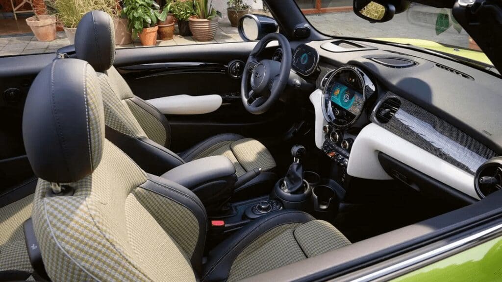 Mini Cooper SE Cabrio wnętrze