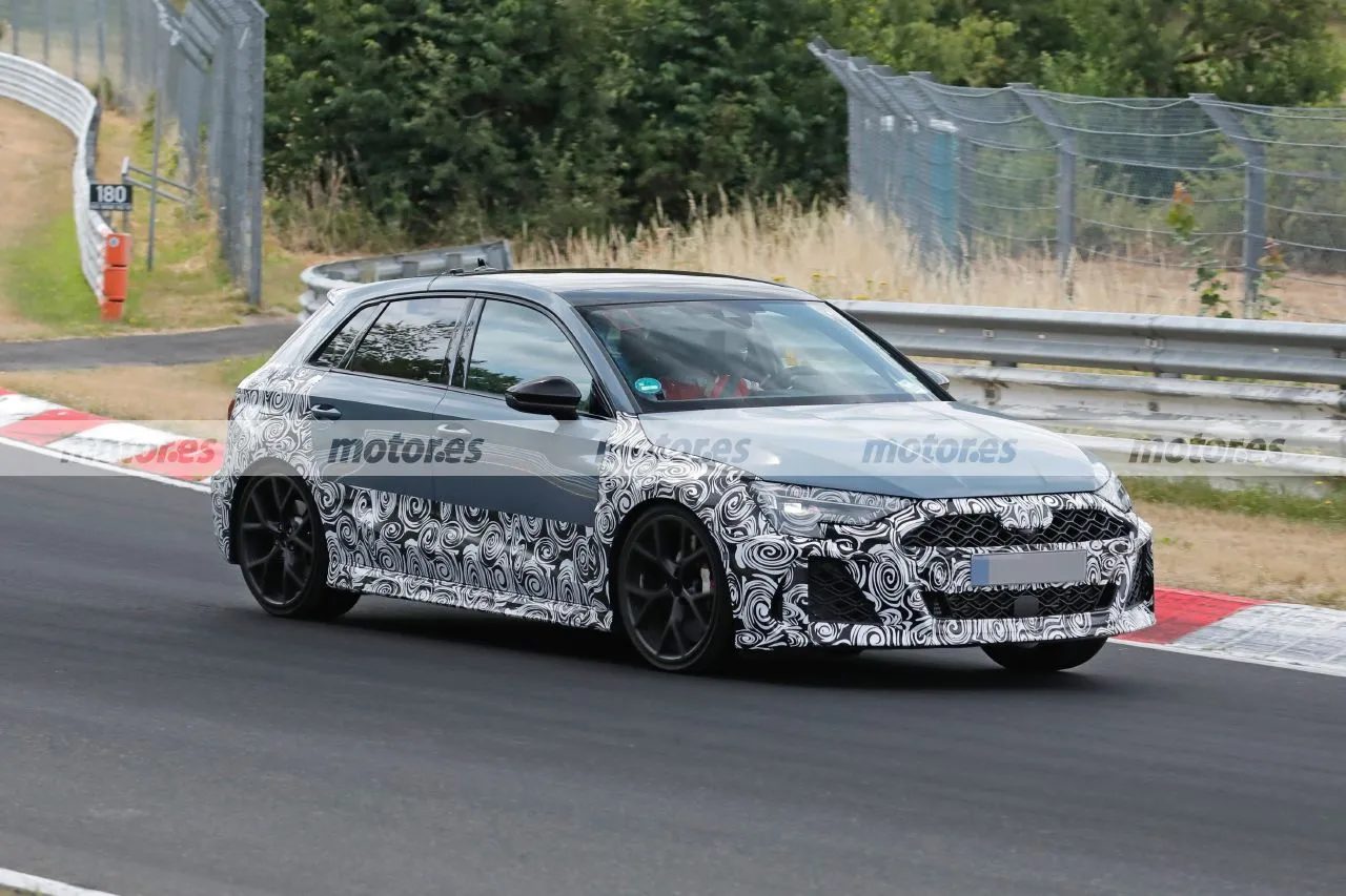 Audi RS3 Facelifting 2025. Zdjęcia szpiegowskie z toru wyścigowego