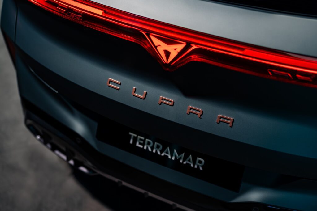 podświetlane logo Cupra Terramar