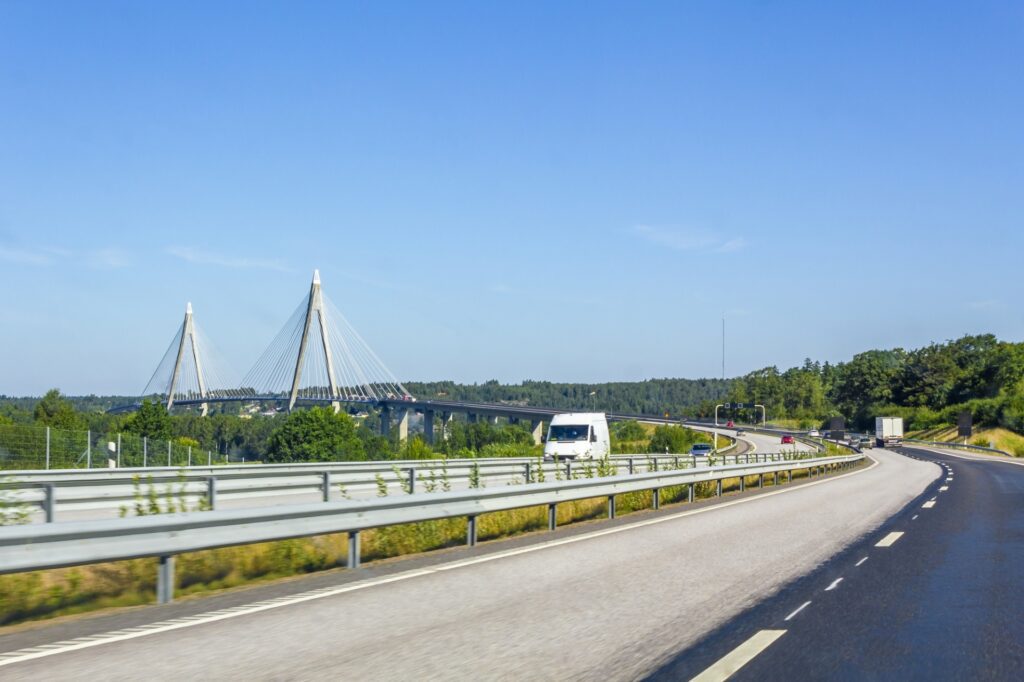 ładowanie indukcyjne umieszczone w drodze