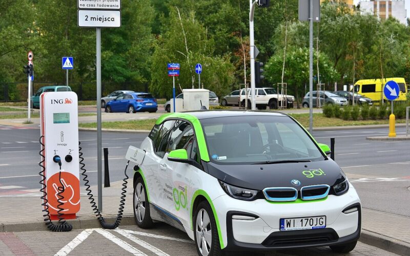 sprzedaż samochodów elektrycznych w 2024 roku