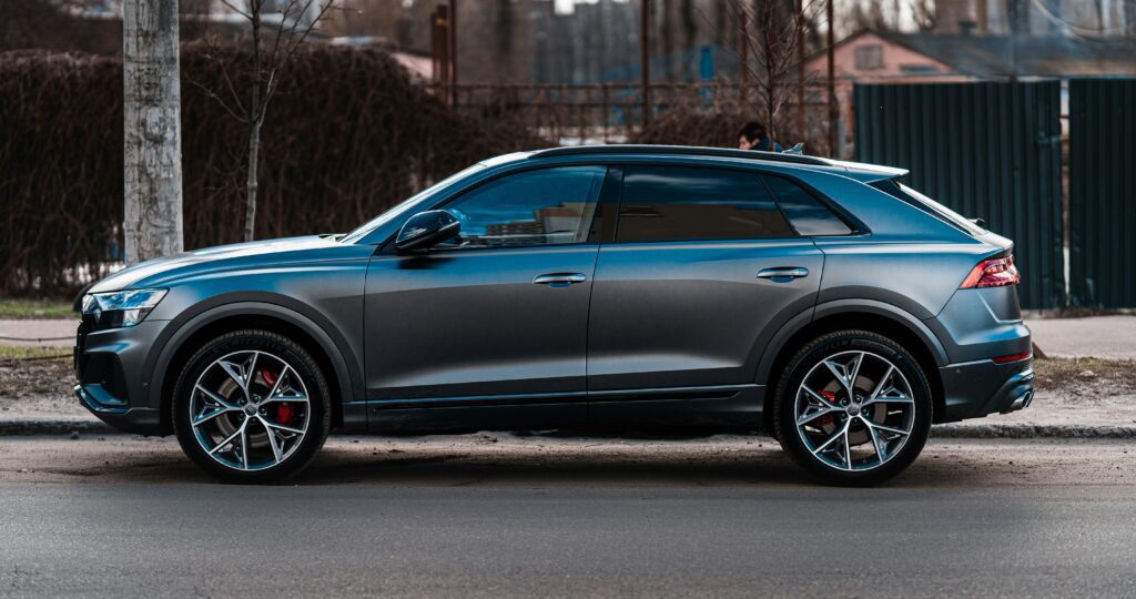 Luksusowy SUV plug-in zaparkowany przy ulicy – czy warto postawić na nowoczesnego SUV-a plug-in?