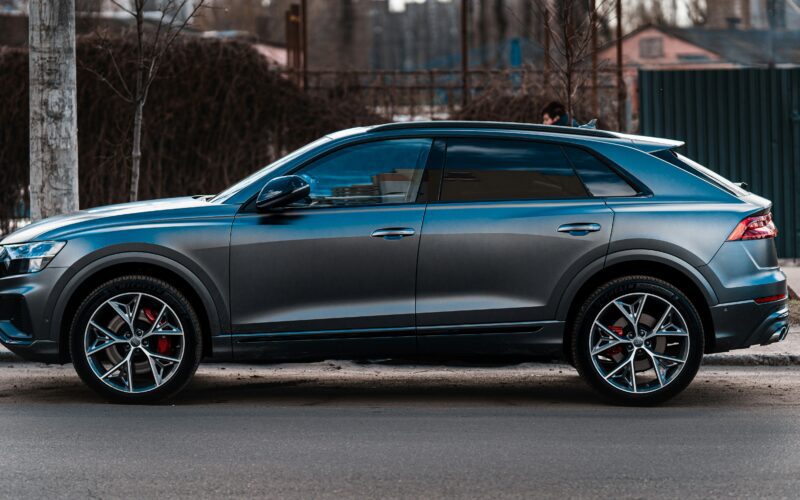 Luksusowy SUV plug-in zaparkowany przy ulicy – czy warto postawić na nowoczesnego SUV-a plug-in?