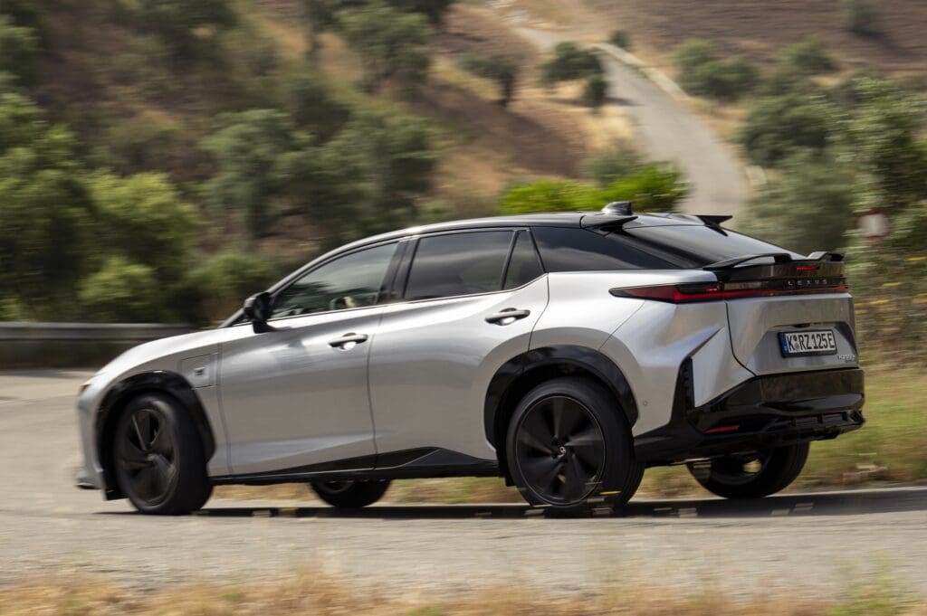 Wersje napędowe modelu Lexus RZ