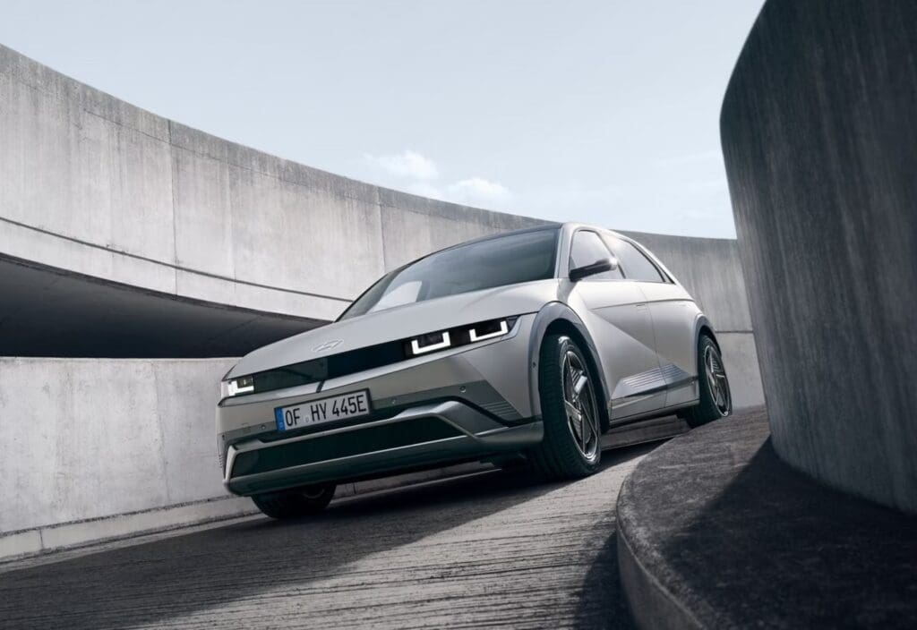 sprzedaż samochodów elektrycznych w 2025 roku