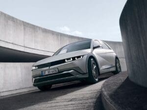 sprzedaż samochodów elektrycznych w 2025 roku