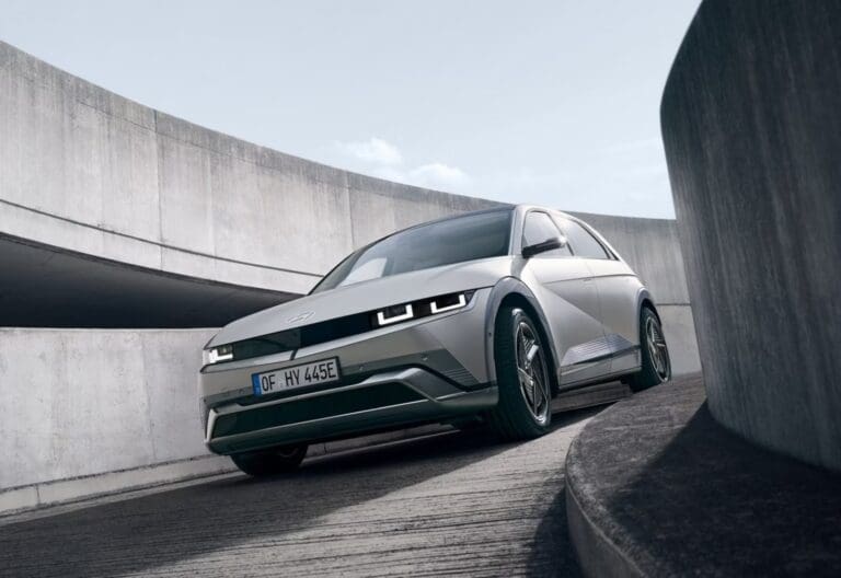 sprzedaż samochodów elektrycznych w 2025 roku