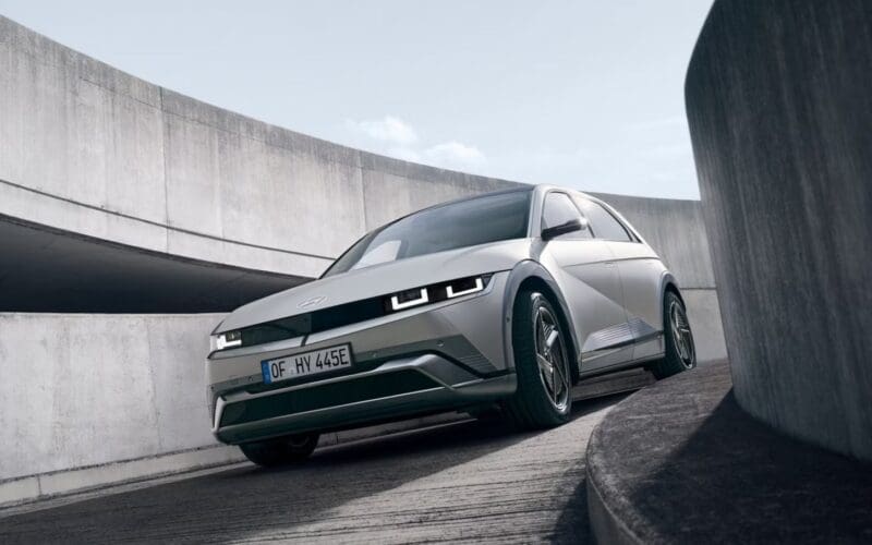 sprzedaż samochodów elektrycznych w 2025 roku